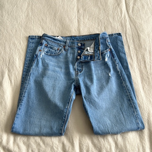 Medium wash Levi 501 jeans - Picture 3 of 3